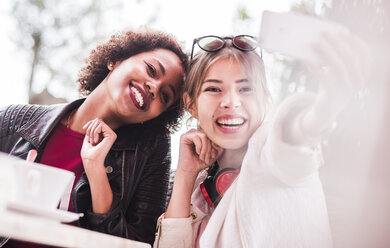 Zwei beste Freunde machen ein Selfie mit Smartphone - UUF007645