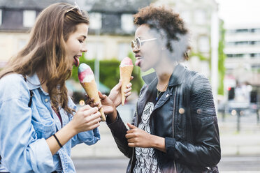 Zwei beste Freunde essen zusammen Eiscreme - UUF007665