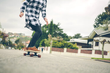 Junge Frau, die auf der Straße Skateboard fährt - DAPF000125