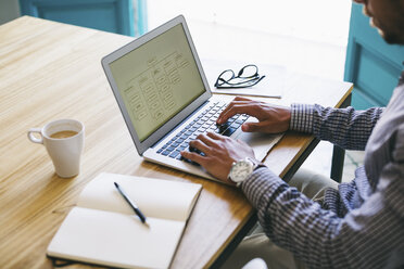 Junger Mann im Büro mit Laptop - EBSF001469