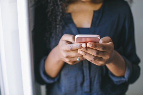 Junge Frau benutzt ein Smartphone - EBSF001472