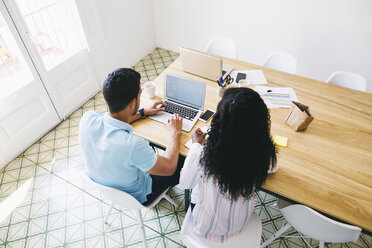 Junger Geschäftsmann und Frau arbeiten zusammen im Büro, mit Laptop - EBSF001506