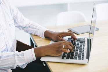 Junge Frau im Büro mit Laptop - EBSF001519