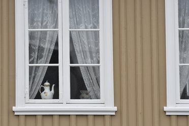 Altmodische Kaffeekanne hinter der Fensterscheibe eines Einfamilienhauses - FDF000187