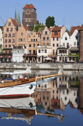 Poland, Gdansk, view to the Old Town with sailing boat on Motlawa River in the foreground - ABOF000092