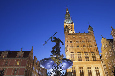 Poland, Gdansk, Neptune Fountain and city hall in the old town by night - ABOF000094