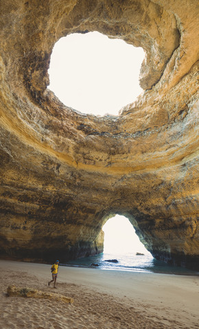 Portugal, Lagoa, Praia de Benagil, Felsenhöhle, lizenzfreies Stockfoto