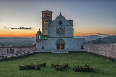 Italien, Umbrien, Assisi, Basilika des Heiligen Franz von Assisi bei Sonnenuntergang - LOMF000307