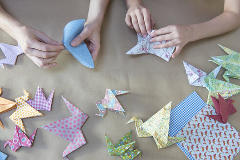 Hände machen Origami - NHF001491