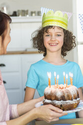 Mädchen erhält Geburtstagskuchen - NHF001497