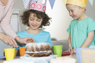 Geburtstagsparty für Mädchen mit Kuchen - NHF001504