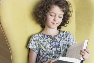 Mädchen liest ein Buch - NHF001512