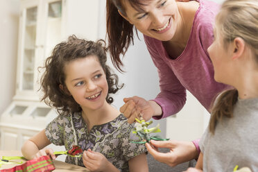 Mother and daughters tinkering - NHF001521