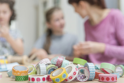 Abdeckband mit Menschen im Hintergrund, lizenzfreies Stockfoto