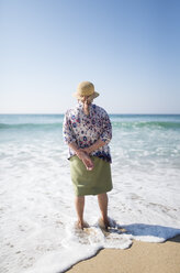 Rückenansicht einer älteren Frau am Strand - RAEF001221