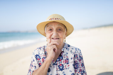 Porträt einer älteren Frau am Strand - RAEF001222