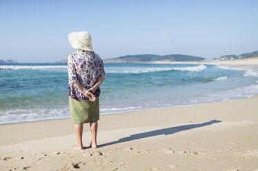 Rückenansicht einer älteren Frau am Strand - RAEF001223