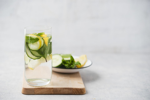 Ein Glas Wasser mit Gurken-, Zitronen- und Minzgeschmack, lizenzfreies Stockfoto