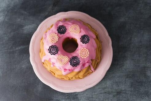 Ring cake with pink icing and baking decor - MYF001514