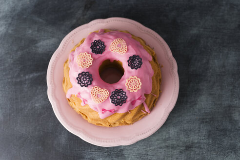 Ringkuchen mit rosa Zuckerguss und Backdekor - MYF001514