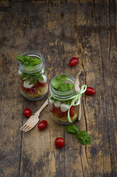 Kalabrischer Salat mit Nudeln, Tomaten, Mozzarella, Rucola und Basilikum im Glas - LVF004952