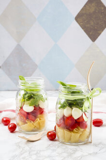 Kalabrischer Salat mit Nudeln, Tomaten, Mozzarella, Rucola und Basilikum im Glas - LVF004954