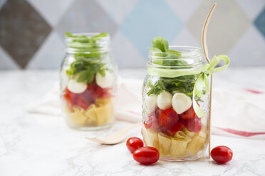 Kalabrischer Salat mit Nudeln, Tomaten, Mozzarella, Rucola und Basilikum im Glas - LVF004955