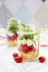 Kalabrischer Salat mit Nudeln, Tomaten, Mozzarella, Rucola und Basilikum im Glas - LVF004957