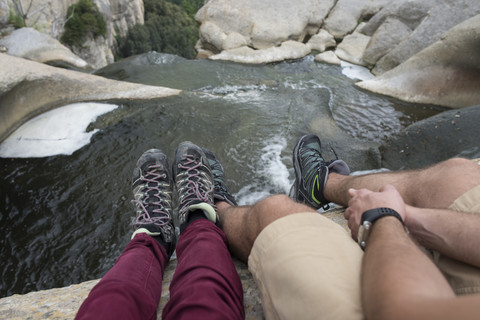 Spanien, Katalonien, Paar am Wasserfall Salt de Sallent, lizenzfreies Stockfoto