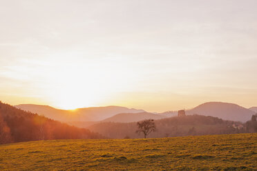 Frankreich, Elsass, Regionaler Naturpark Nordvogesen bei Sonnenuntergang mit Blick auf die Burg Fleckenstein - GWF004747