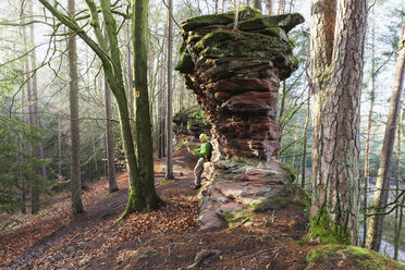 Deutschland, Rheinland-Pfalz, Wanderer beim Kartenlesen im Dahner Felsenland an einem Wintertag - GWF004751