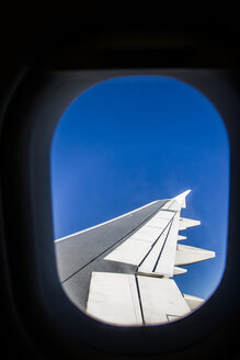 Flugzeugflügel aus einem Fenster eines Flugzeugs - ABZF000690