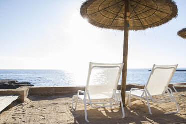 Spanien, Mallorca, Strohschirme und Hängematten direkt am Meer - ABZF000692