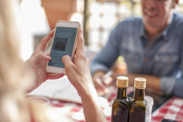 Frau schreibt eine SMS am Telefon - ZEF008726