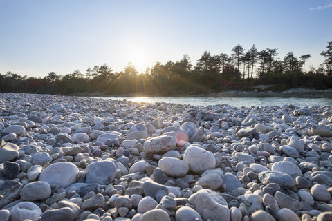 Deutschland, Oberbayern, Isarauen, Geretsried, Kiesbank an der Isar gegen die Sonne, lizenzfreies Stockfoto