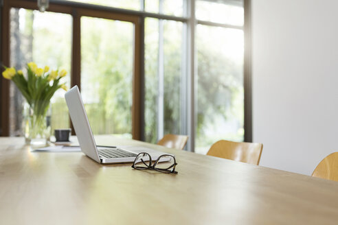 Dining room table with laptop - SBOF000052