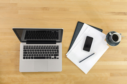 Laptop, Mobiltelefon und eine Tasse Kaffee, lizenzfreies Stockfoto