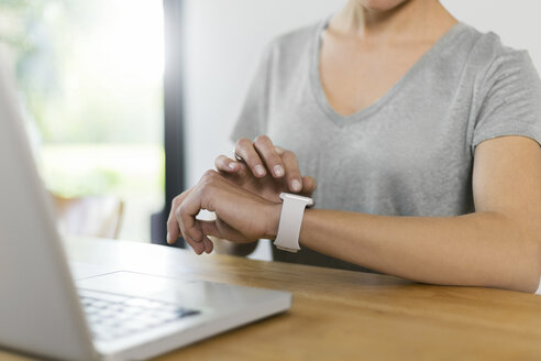 Frau schaut auf Smartwatch - SBOF000061