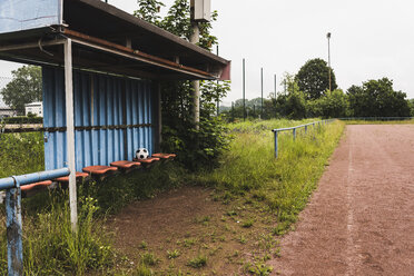 Leere Trainerbank auf dem Fußballplatz - UUF007689