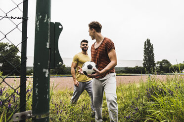 Zwei Männer auf dem Fußballplatz - UUF007692