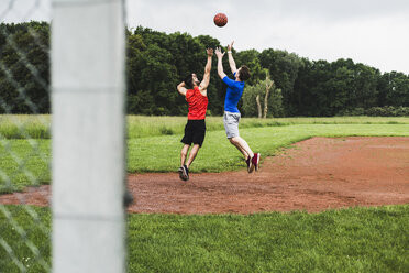 Zwei Männer spielen Basketball im Freien - UUF007718