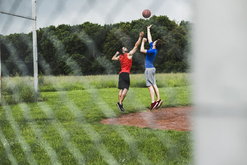 Zwei Männer spielen Basketball im Freien - UUF007719