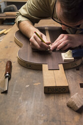 Geigenbauer bei der Herstellung einer spanischen Gitarre in seiner Werkstatt - ABZF000698