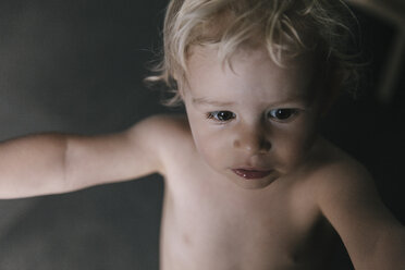 Porträt eines nackten blonden Kleinkindes - MFF003006