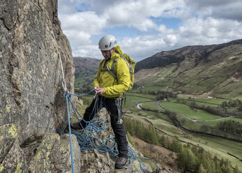 England, Cumbria, Lake District, Langdale, Raven Crag, Middlefell Buttress, Kletterer - ALRF000538