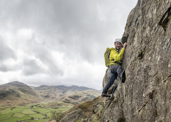 England, Cumbria, Lake District, Langdale, Raven Crag, Middlefell Buttress, Kletterer - ALRF000541