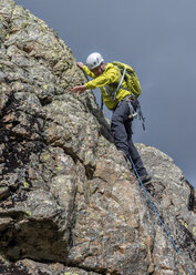 England, Cumbria, Lake District, Langdale, Raven Crag, Middlefell Buttress, climber - ALRF000543