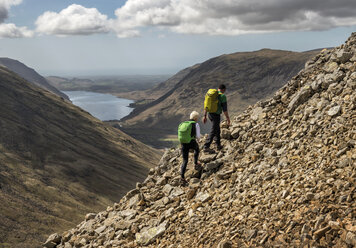 England, Cumbria, Lake District, Wasdale Valley, Great Gable, Kletterer - ALRF000557