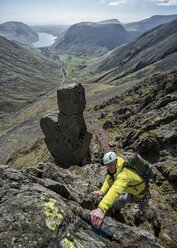 England, Cumbria, Lake District, Wasdale Valley, Great Gable, Bergsteiger - ALRF000565