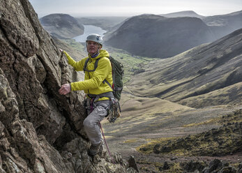 England, Cumbria, Lake District, Wasdale Valley, Napes Needle, Bergsteiger - ALRF000568